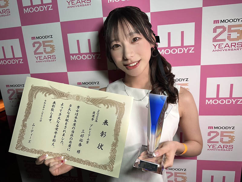 心爱的泳社老师「三好佑香」被坏学生盯上！惨遭扒开泳衣反复蹂躏！