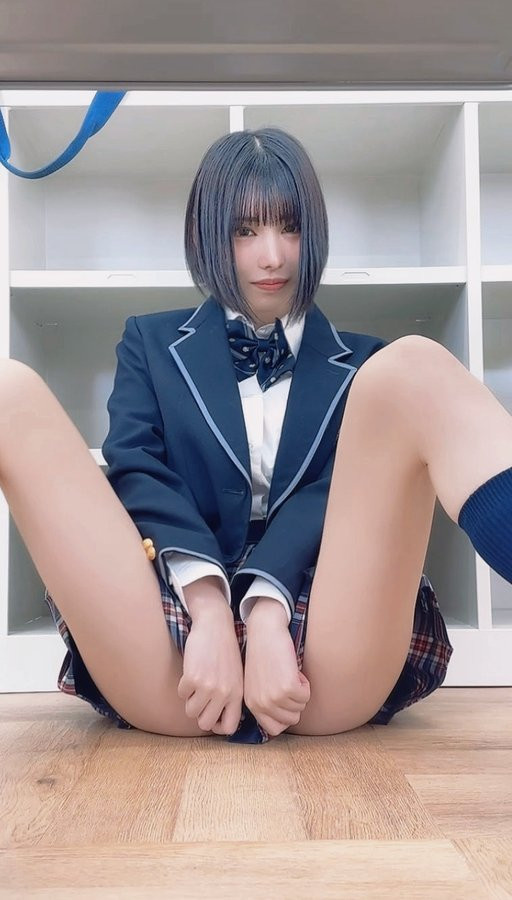 CK内衣爆击！23岁F罩杯水蛇腰短发美少女网红「Soa」最新作挑战对决痴汉！