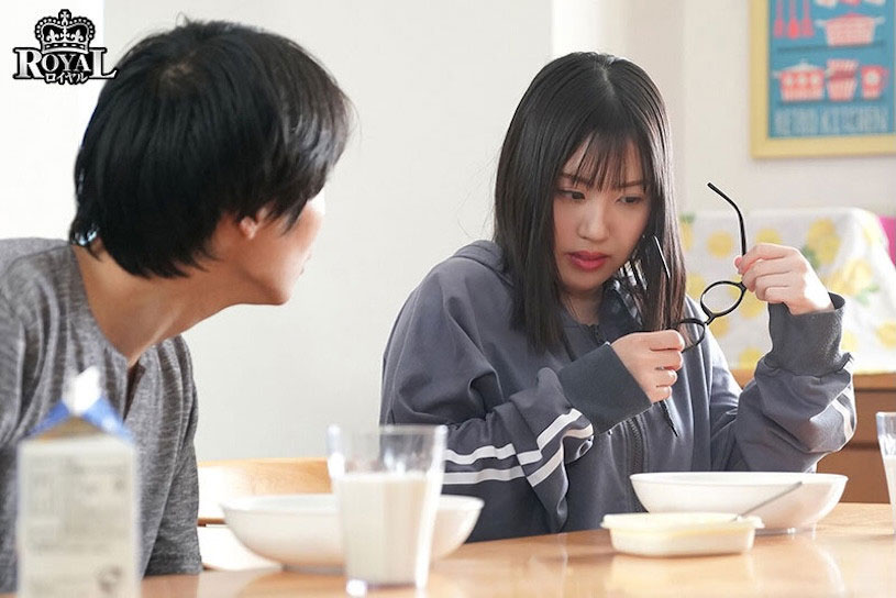 摩擦就让无套!朴素内敛的姐姐拿下眼镜后竟是「诱惑美女」!