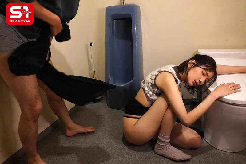 社团聚会喝醉了!把巨乳长腿的正妹同学偷干好几下,居然没人发现!