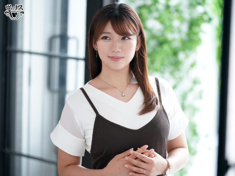 超受欢迎的「豪华饭店柜台娘」火辣出道!办理入住时狂被搭讪...