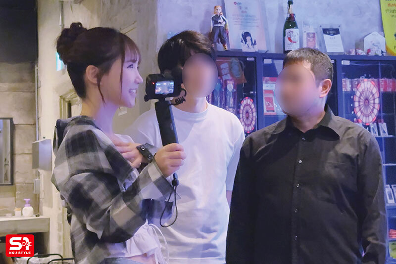 狂搭讪素人男子的「深沟美乳妹」，在最棒时机出手...果然全中！