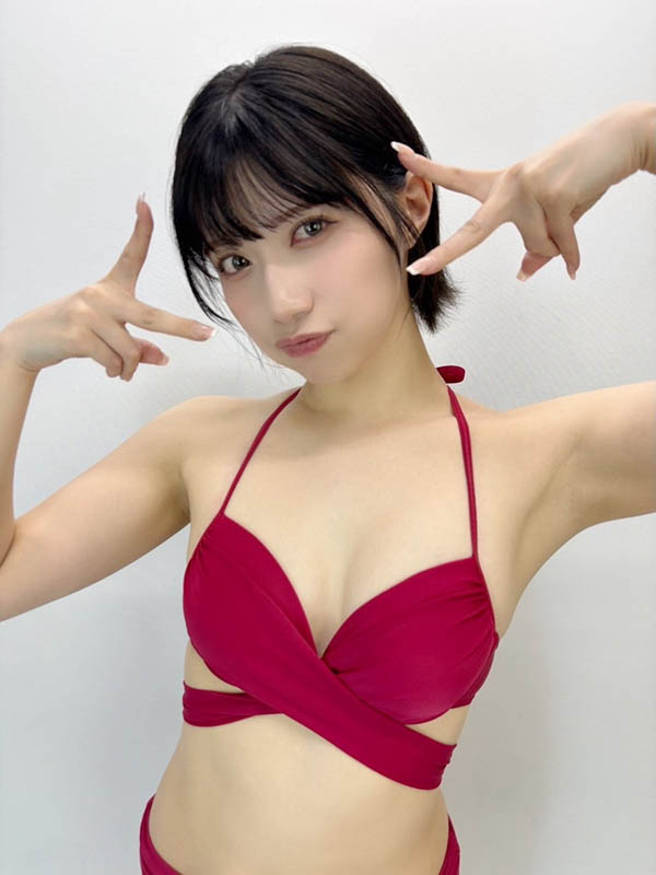 在夜间泳池被超肉食美女诱惑，曲线太辣...忍不住中出了！