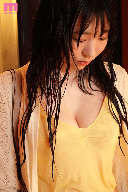 女友姐姐「用湿漉漉的J奶诱惑我」，「超浑圆巨乳形状」太诱人...