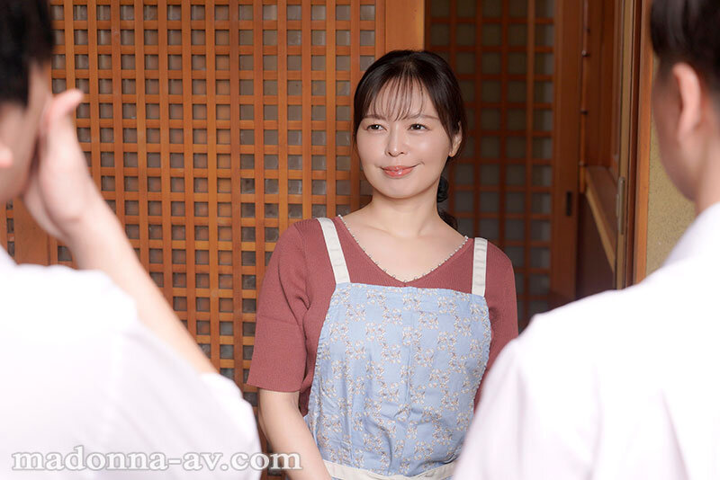 朋友妈妈是「「才色兼备的巨乳美人」,忍不住狂战还中出了!
