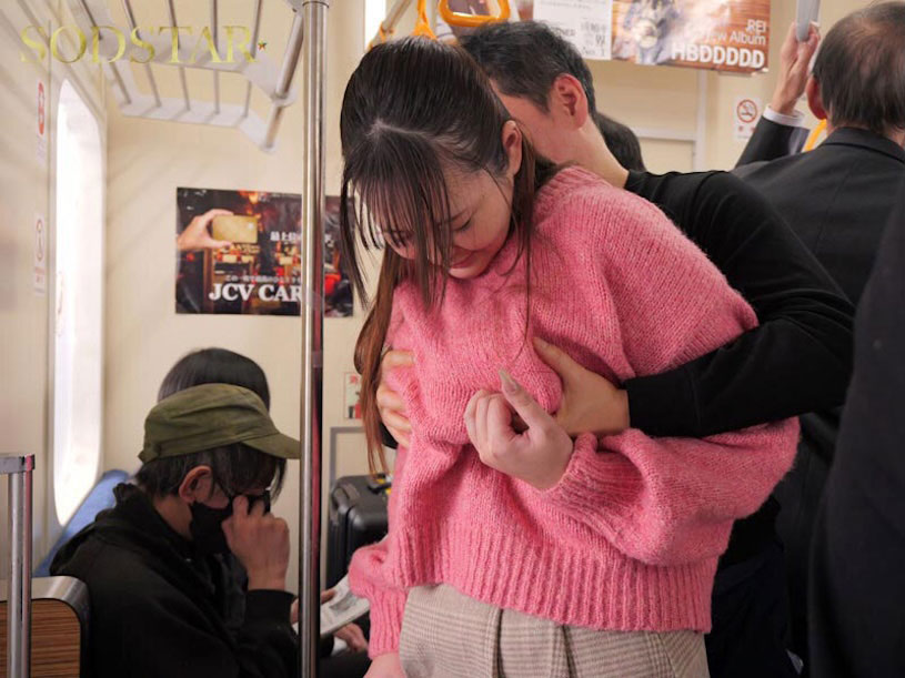 电车里格外显眼的「O罩杯超巨乳小姐姐」，享受痴汉抚摸后竟意外高潮！