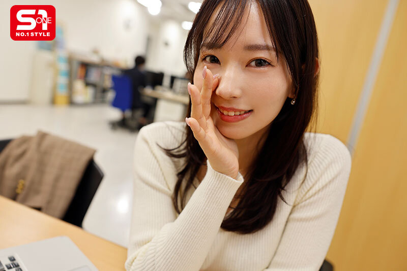 第一人称视角！23岁F罩杯纯情大姐姐「园梨音」新作饰演温柔美女上司玩遍办公室！