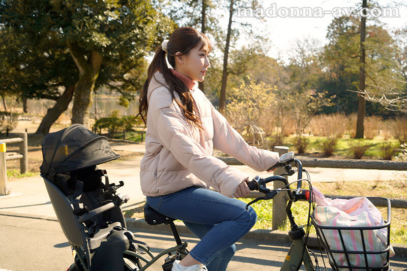 「被小孩同学的美人妈妈」诱惑邀约,在接孩子前沈沦在激战之中...