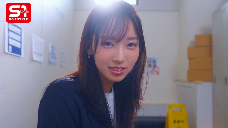 第一人称视角！23岁F罩杯纯情大姐姐「园梨音」新作饰演温柔美女上司玩遍办公室！