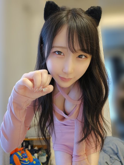 极品雪乳！25岁G罩杯天然柔嫩爆乳人妻「小松空」AV新作惨遭中年大叔集团轮上！