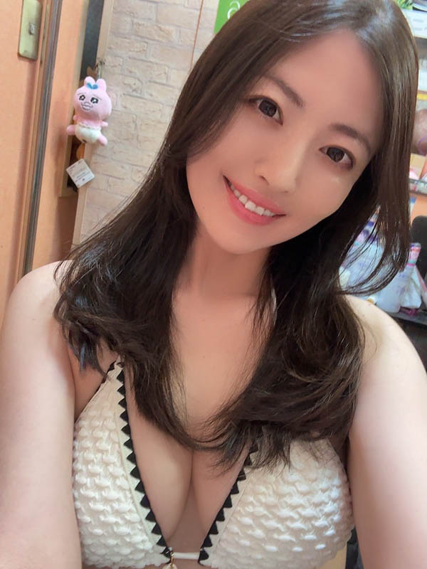 和「美艳绝伦婶婶」度过两天一夜火辣之旅,她用丰满E奶狂榨干我!