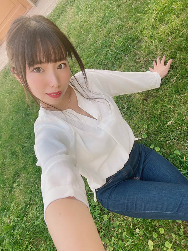 眼镜诱惑! D罩杯性感服装设计师“美波小津绘”AV出道、毛衣底下藏不住波涛汹涌!