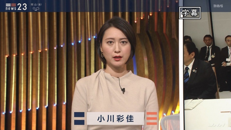 旁边天菜女主持人胸部太巨!男来宾忍不住狂盯「饱满欧派」软嫩又Q弹:闻到浓浓奶香!