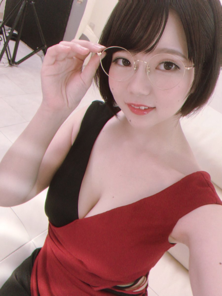 胸比脸大! 雪白牛奶肌眼镜妹「初爱宁宁」挺H罩杯AV出道!