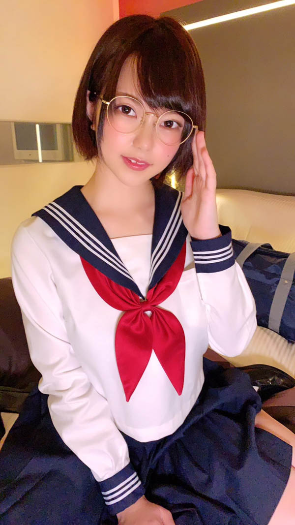 胸比脸大! 雪白牛奶肌眼镜妹「初爱宁宁」挺H罩杯AV出道!