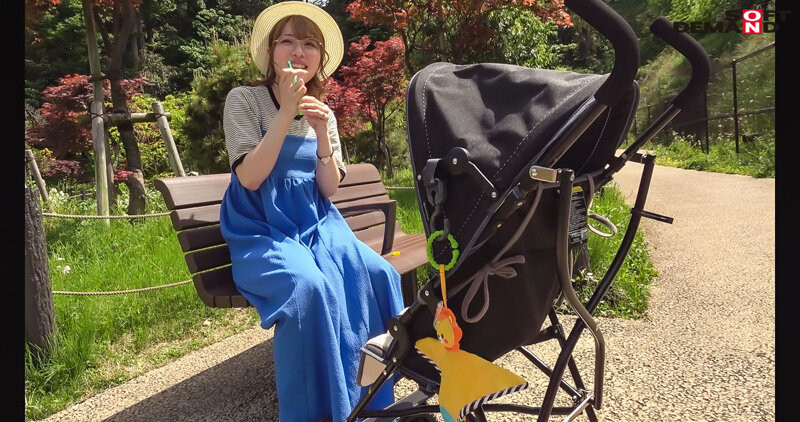 解密！在公园溜小孩然后带男优回家在婴儿床旁被中出的新手妈妈もも(桃)是 ...