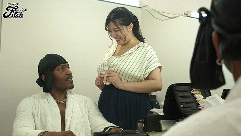 黑人解禁！爆乳I罩杯的丰满人妻吃下巧克力棒了！
