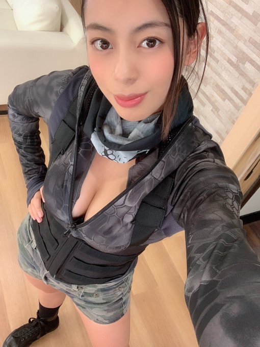 绝美胸型! 西班牙混血G罩杯AV女优「EMILY」推特超胸影片大秀新内衣引上千观看!