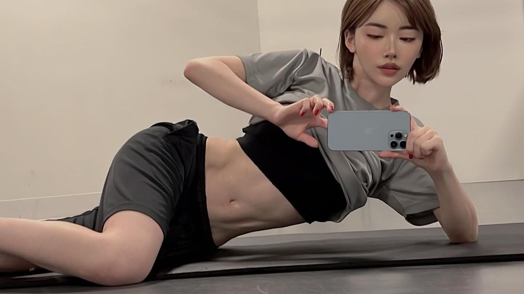 AV霸主「深田えいみ」也要斜杠!拍片之余猛健身,巨乳细腰战力超强!