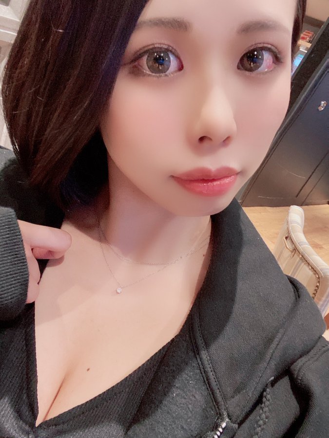 蜜唇大眼!魔鬼身材新人“藤咲玲央奈”AV出道、自曝私底下超宅最爱动漫!