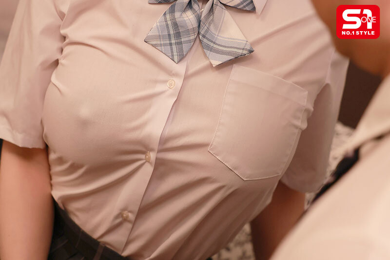 边脱边靠近诱惑的「巨乳女学生」，「透视的白嫩美乳」太勾人！