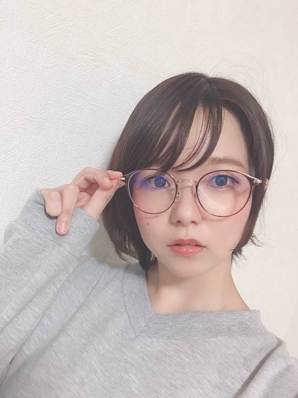 胸比脸大! 雪白牛奶肌眼镜妹「初爱宁宁」挺H罩杯AV出道!