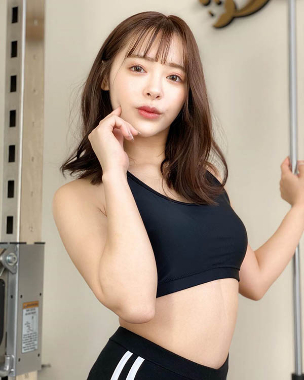 AV韩系小天后「小仓由菜」自拍不小心犯职业病 当街「掀裙露内裤」尴尬羞笑