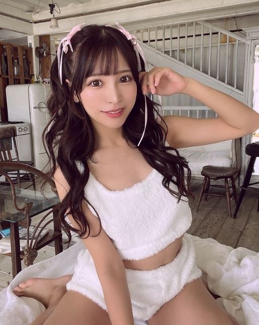「顶流美少女」穿上兄弟球衣自拍 搭配啤酒+爱心...爪迷全嗨翻!