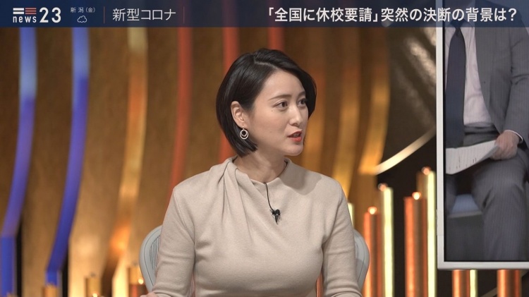 旁边天菜女主持人胸部太巨!男来宾忍不住狂盯「饱满欧派」软嫩又Q弹:闻到浓浓奶香!