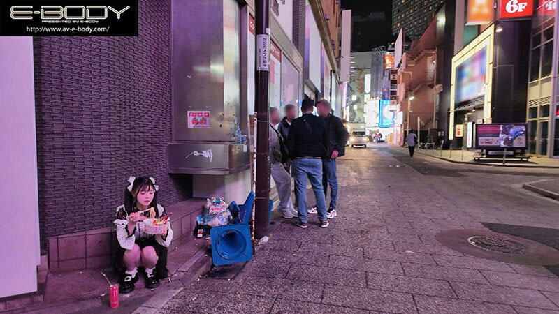 在新宿街头发掘的地雷妆粉红奶头!她前进荧光幕找干爹! ...
