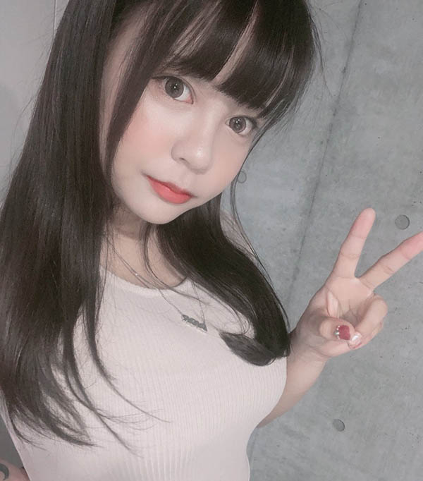 解放左胸! I罩杯童颜巨乳「夕美紫苑」浴衣大走光仅用手遮点让粉丝疯狂!