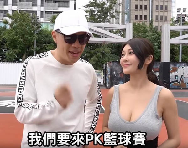 是在打篮球还是打奶球?极品胸妹「大肉弹边跑边晃」空气中飘满奶香:让我来防守她!