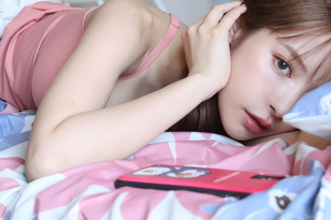 私密帐号福利!AV第一吃货美少女「桃乃木香奈」极限胶带装狂吸上千赞!
