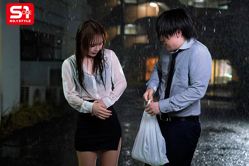 暴雨停电困在电梯!「冷酷美女上司」湿身太色情,不小心就开干!