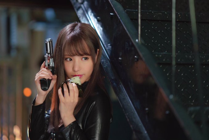 私密帐号福利!AV第一吃货美少女「桃乃木香奈」极限胶带装狂吸上千赞!
