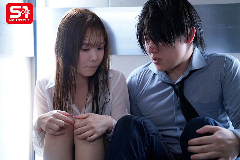 暴雨停电困在电梯!「冷酷美女上司」湿身太色情,不小心就开干!