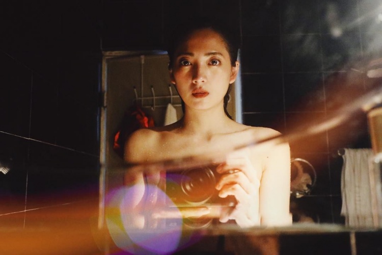 32E豪乳果然威!阿喜文青照左下角藏亮点「单边木瓜奶掉出来」网惊狂放大:看到晕了