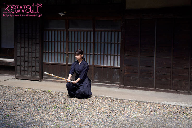 受到爷爷A片启蒙！丰满「剑道少女」从乡下跑来东京...沈溺拍AV了
