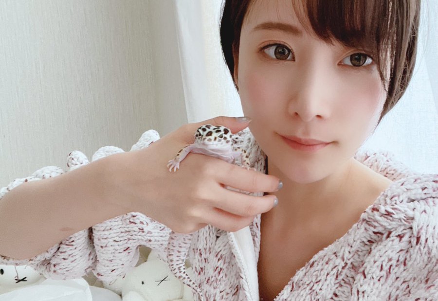 隐藏版素人新人!雪白微乳美女“廿楽真理”身兼看护师AV出道!