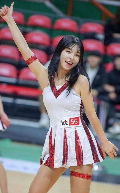 乐天桃猿啦啦队重磅补强！南韩天菜妹「撞脸当红女星」胸前还偷藏好料…网暴动：超正！