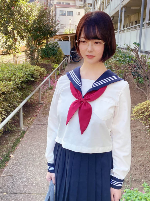 胸比脸大! 雪白牛奶肌眼镜妹「初爱宁宁」挺H罩杯AV出道!