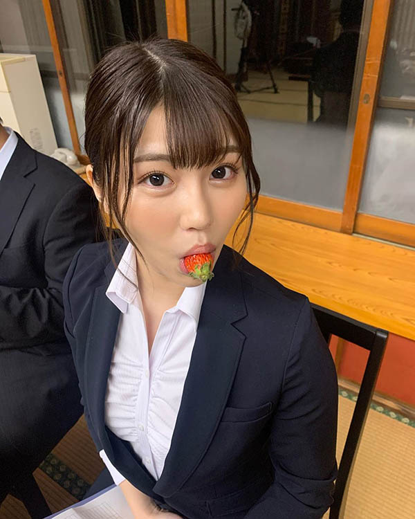 千禧年生的超敏感美少女「唯井まひろ」20岁啦！嘴咬套套庆成年