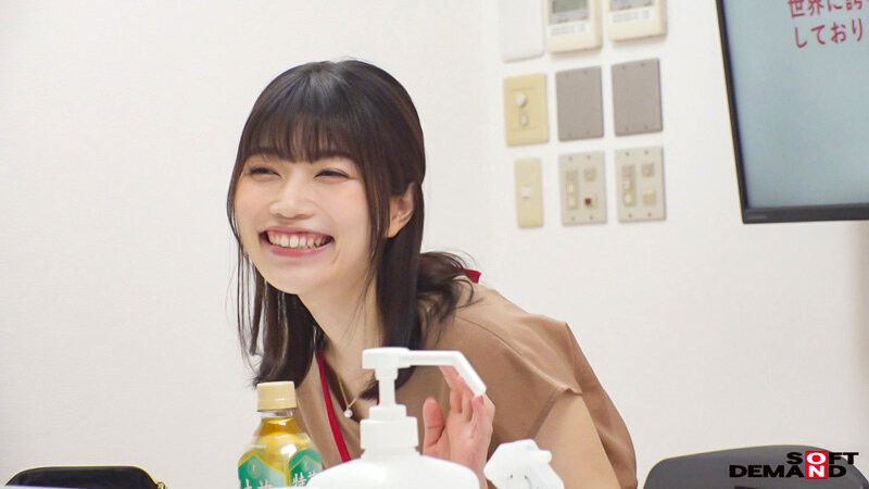 大家都想看她脱!人气第一的女子社员被SOD推去拍A片了!