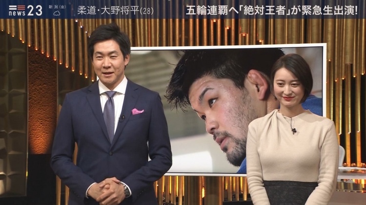 旁边天菜女主持人胸部太巨!男来宾忍不住狂盯「饱满欧派」软嫩又Q弹:闻到浓浓奶香!