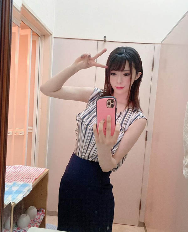长舌美女！172公分长腿H罩杯AV女优「辻井穗香」推特火力展示傲人舌长电翻粉丝！