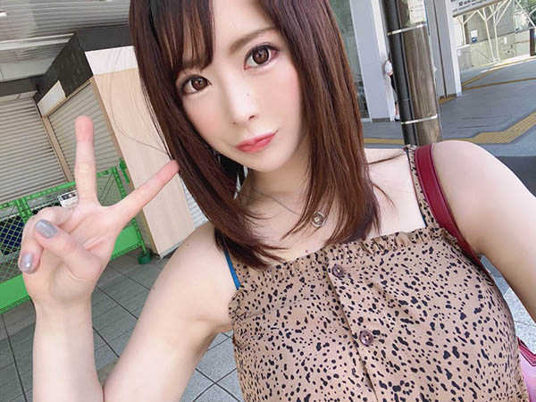 长舌美女！172公分长腿H罩杯AV女优「辻井穗香」推特火力展示傲人舌长电翻粉丝！
