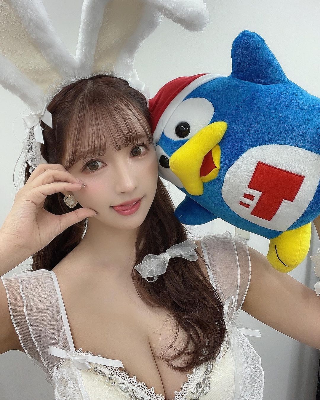 「三上悠亚」化身爆乳兔女郎拜年!多变造型秀「巨乳美臀」引十几万人按赞!