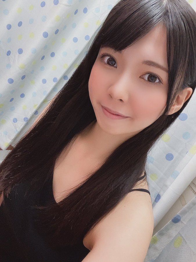 性感甜美!D罩杯美乳素人“花井滴”推特除了福利美照还有小宠猪!
