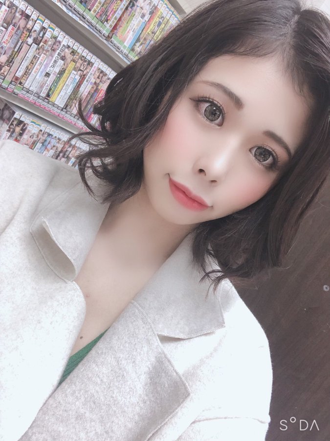 蜜唇大眼!魔鬼身材新人“藤咲玲央奈”AV出道、自曝私底下超宅最爱动漫!