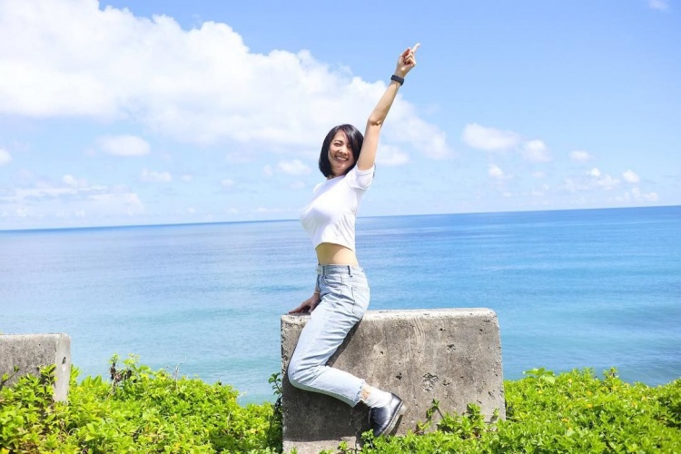 32E豪乳果然威!阿喜文青照左下角藏亮点「单边木瓜奶掉出来」网惊狂放大:看到晕了